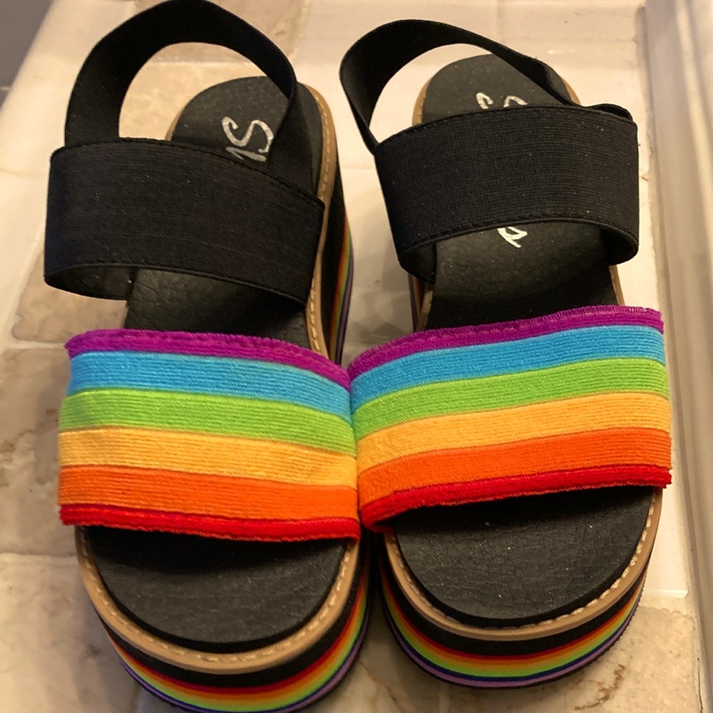 Sketchers yoga, foam platforms